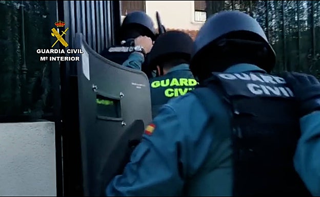 Los agentes acceden a la vivienda de los sospechosos.