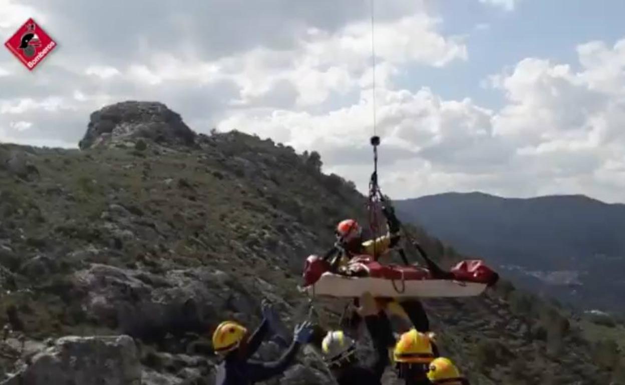 Los bomberos rescatan en el helicóptero al herido con politraumatismos. 