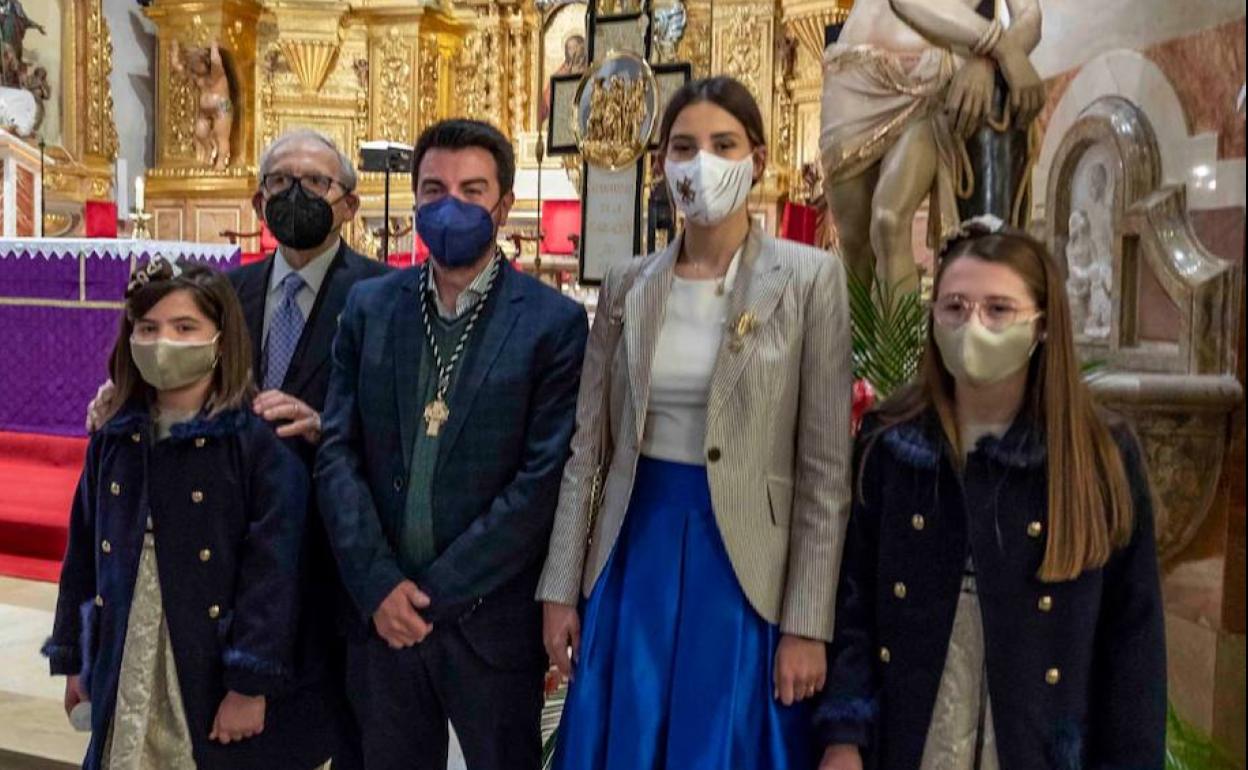 Azucena Guimerá, con sus dos camareras, Inés y Teresa, en un acto presencial este año. 