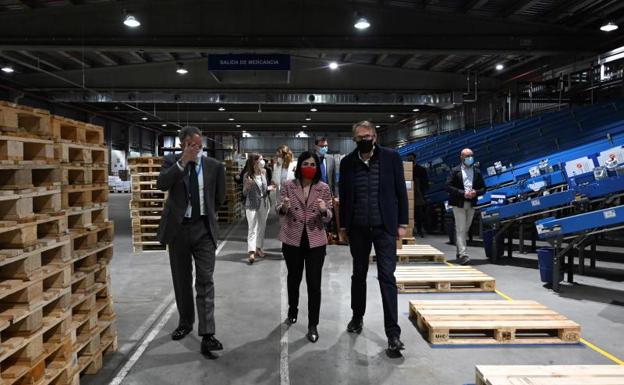 La ministra de Sanidad, Carolina Darias, ayer en el centro de almacenamiento para recepcionar las vacunas de AstraZeneca. 