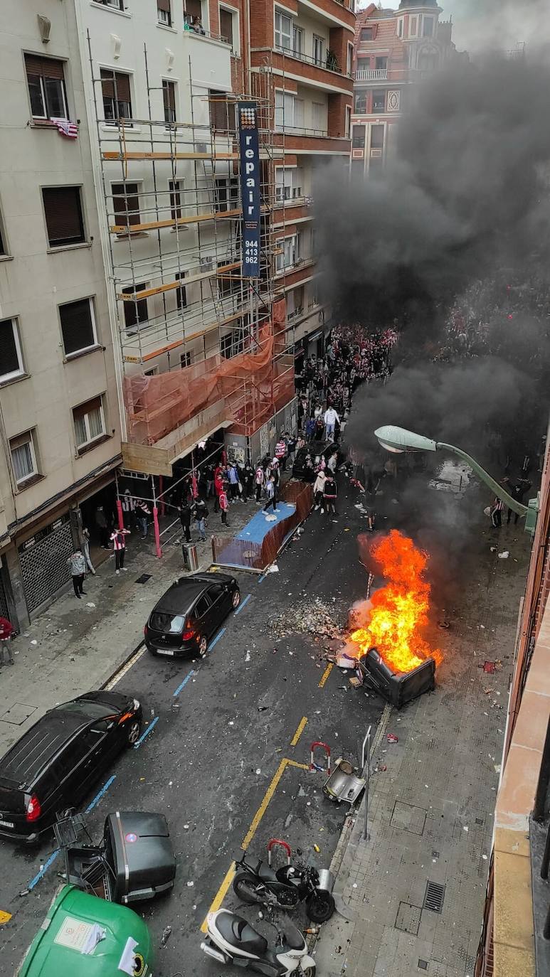 Miles de aficionados del Athletic se han congregado esta tarde en la céntrica calle Licenciado Poza de Bilbao sin mantener las medidas preventivas establecidas ante la pandemia a pesar de los numerosos llamamientos realizados para evitar las aglomeraciones en esta jornada en la que el equipo bilbaíno disputará la final de la Copa junto a la Real Sociedad. Algunos individuos han cruzado contenedores y dado fuego a alguno de ellos. 