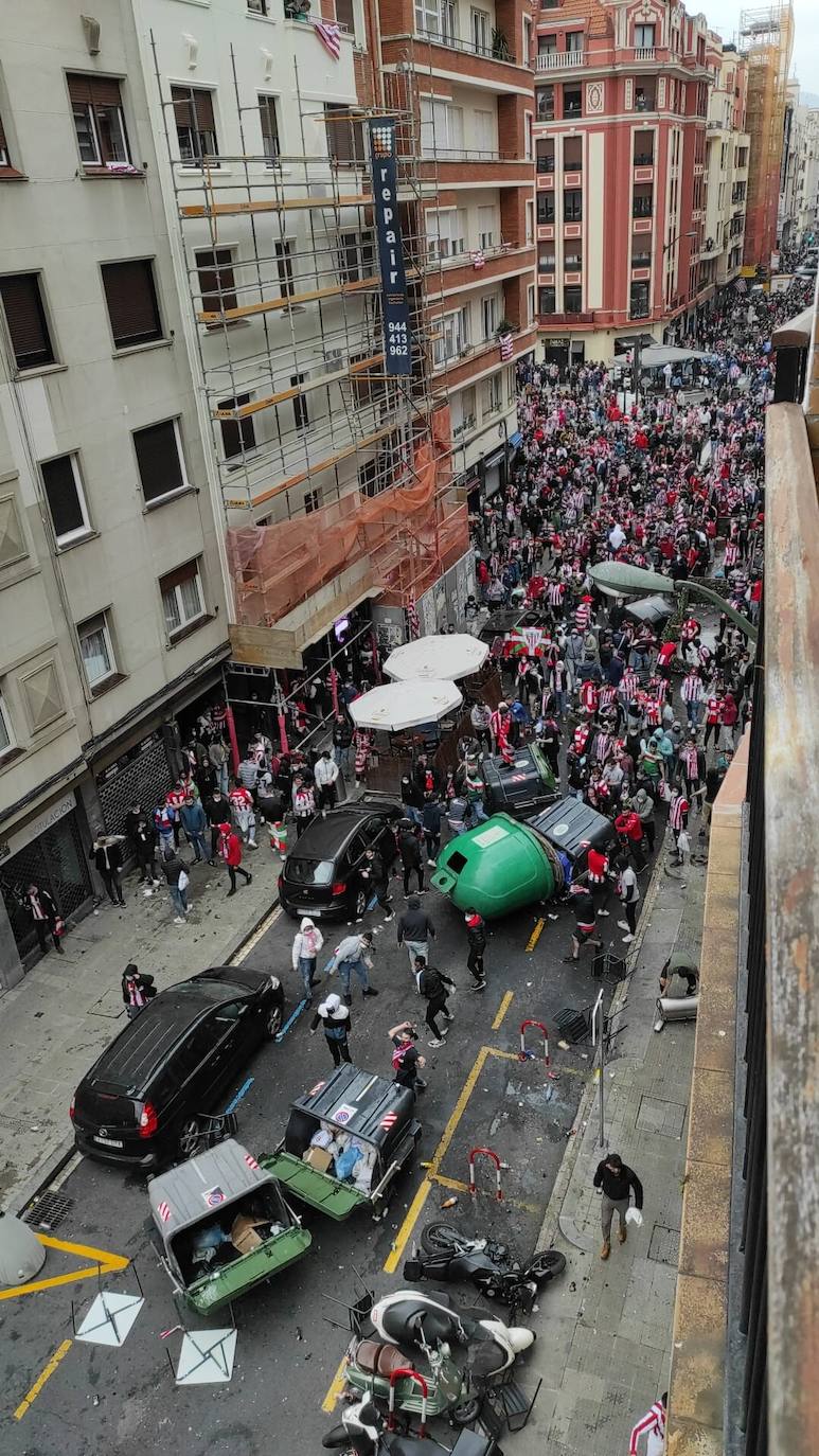 Miles de aficionados del Athletic se han congregado esta tarde en la céntrica calle Licenciado Poza de Bilbao sin mantener las medidas preventivas establecidas ante la pandemia a pesar de los numerosos llamamientos realizados para evitar las aglomeraciones en esta jornada en la que el equipo bilbaíno disputará la final de la Copa junto a la Real Sociedad. Algunos individuos han cruzado contenedores y dado fuego a alguno de ellos. 