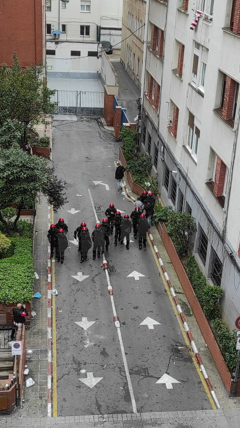 Miles de aficionados del Athletic se han congregado esta tarde en la céntrica calle Licenciado Poza de Bilbao sin mantener las medidas preventivas establecidas ante la pandemia a pesar de los numerosos llamamientos realizados para evitar las aglomeraciones en esta jornada en la que el equipo bilbaíno disputará la final de la Copa junto a la Real Sociedad. Algunos individuos han cruzado contenedores y dado fuego a alguno de ellos. 