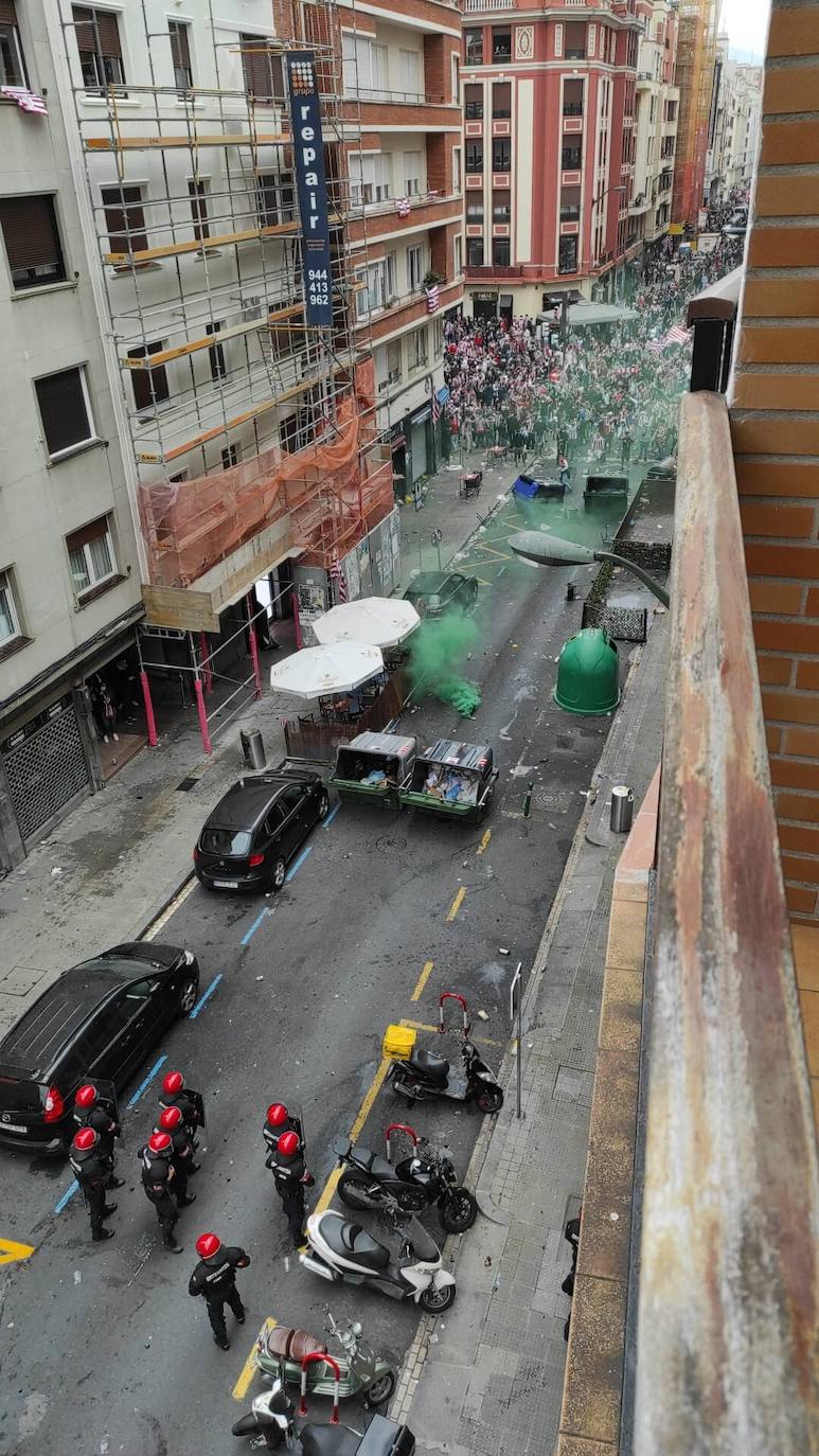 Miles de aficionados del Athletic se han congregado esta tarde en la céntrica calle Licenciado Poza de Bilbao sin mantener las medidas preventivas establecidas ante la pandemia a pesar de los numerosos llamamientos realizados para evitar las aglomeraciones en esta jornada en la que el equipo bilbaíno disputará la final de la Copa junto a la Real Sociedad. Algunos individuos han cruzado contenedores y dado fuego a alguno de ellos. 