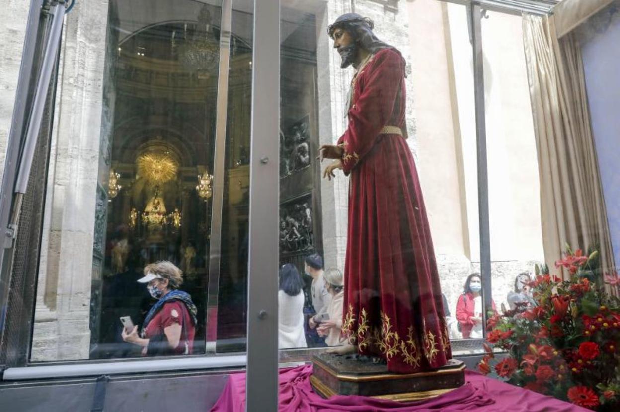 Jesús de Medinaceli en el Mare Móvil, junto a la Basílica, para pasar junto a la Virgen. irene marsilla
