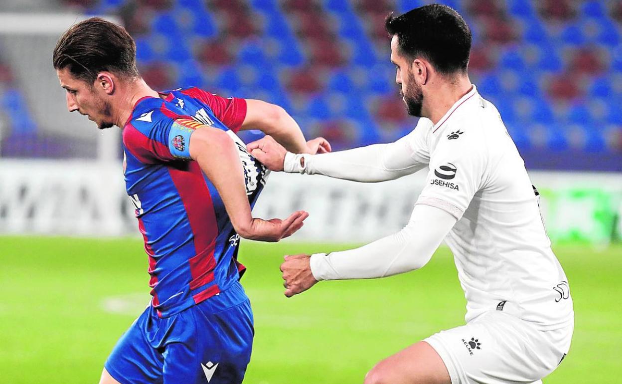 Enis Bardhi conduce el balón durante el partido contra el Huesca.