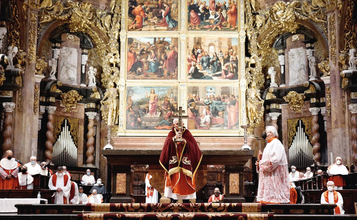 El arzobispo de Valencia, Antonio Cañizares, durante la celebración de los Oficios del Viernes Santo. 