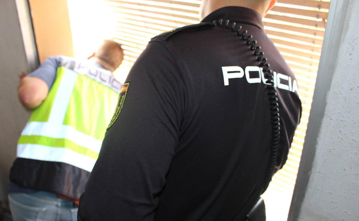 Dos agentes de la Policía Nacional, en una imagen de archivo