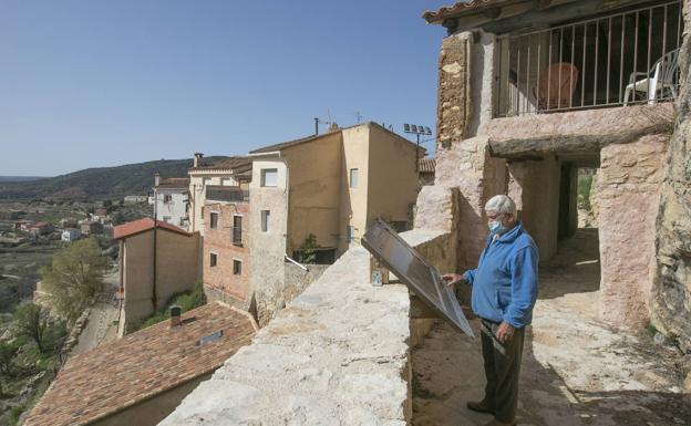 Un hombre observa un rótulo en Castielfabib