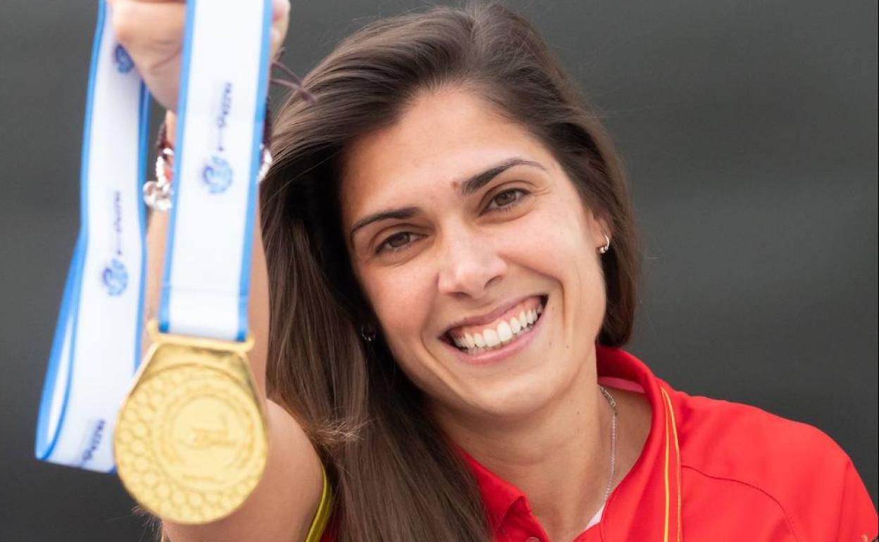 Míriam González muestra una de las medallas que ha ganado en su fulgurante carrera como atleta adaptada. 