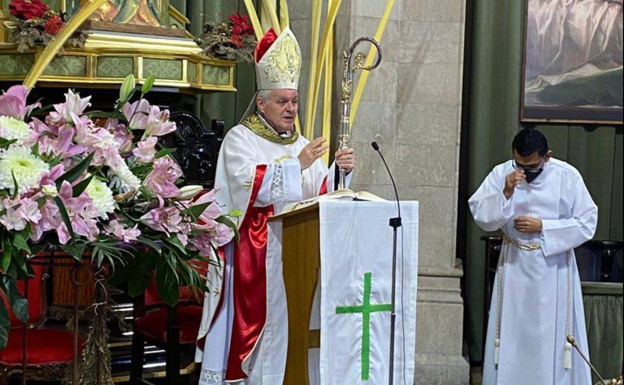 El abad de la Colegiata de Gandia, Ángel Saneugenio, en la Misa de Pascua. 