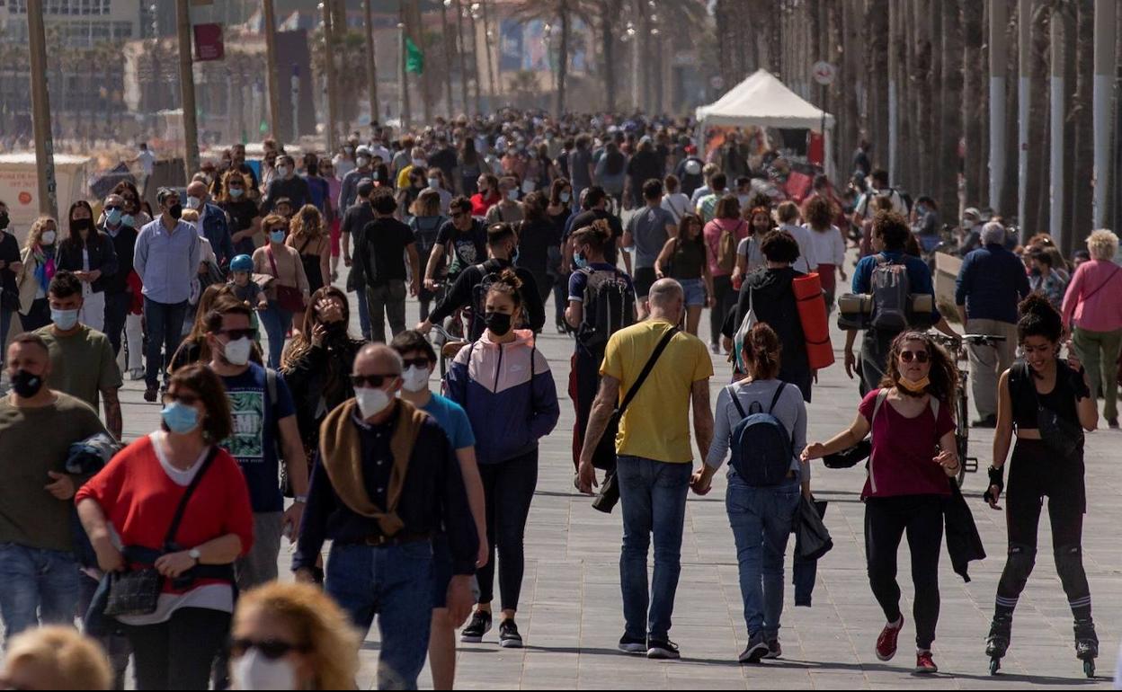 Vista general del Paseo Marítimo de la Barceloneta, este sábado. 