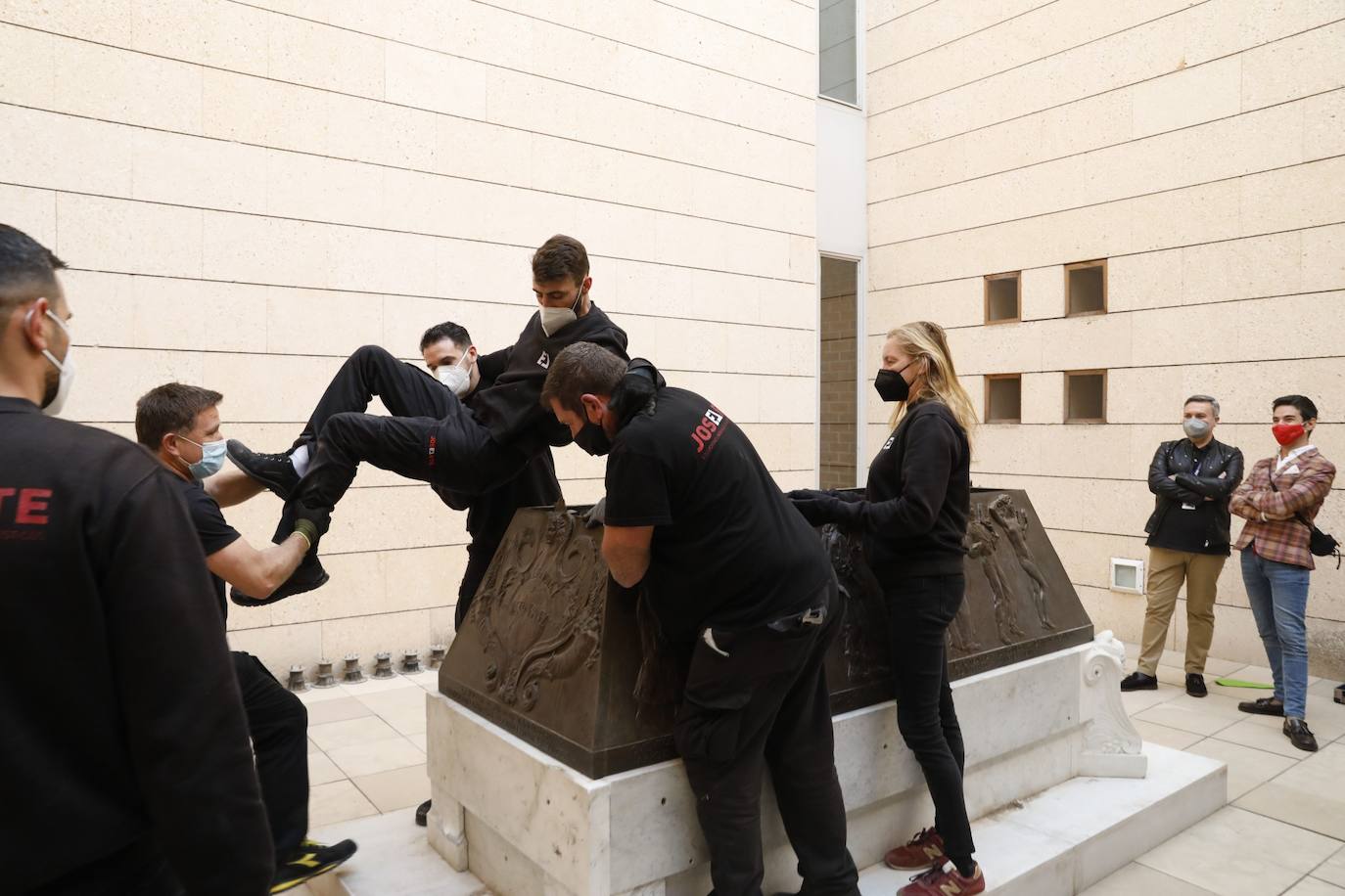 El sarcófago de Blasco Ibáñez ha salido del Museo de Bellas Artes para ir al almacén municipal, donde estará hasta que en el camposanto se instale la peana de granito donde quedará instalado.