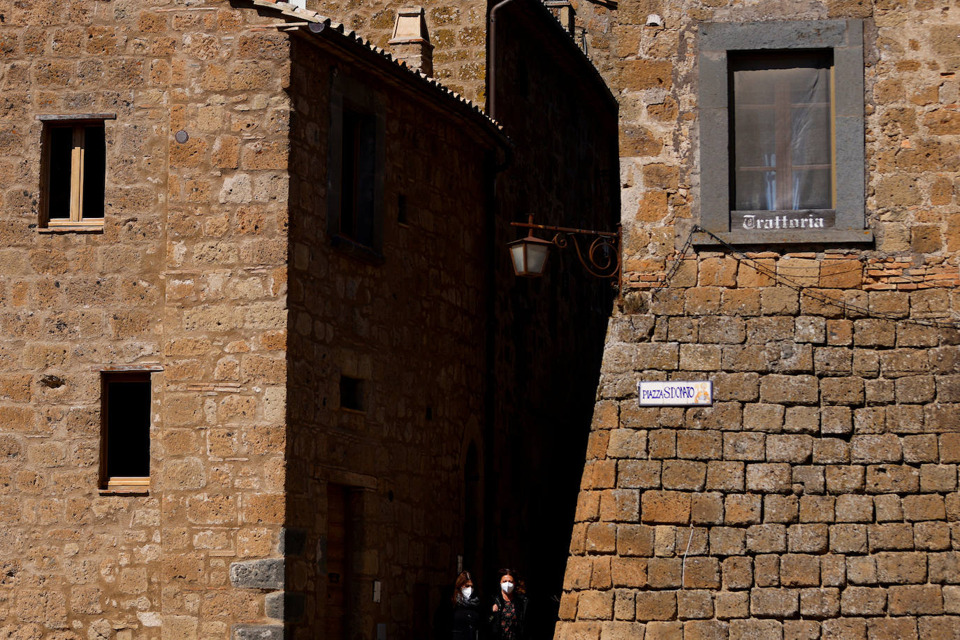 Civita di Bagnoregio está en peligro. Esta ciudad medieval ha estado amenazada por deslizamientos de tierra y erosión desde que fue fundada por los etruscos entre 600-280 a. C.. El principal problema de Bagnoregio son sus cimientos; formados por una mezcla bastante inestable de arcilla y roca volcánica. El geólogo Luca Costantini lo confirma: «Toda la ciudad es un gran peligro. Es igual de bella que peligrosa».