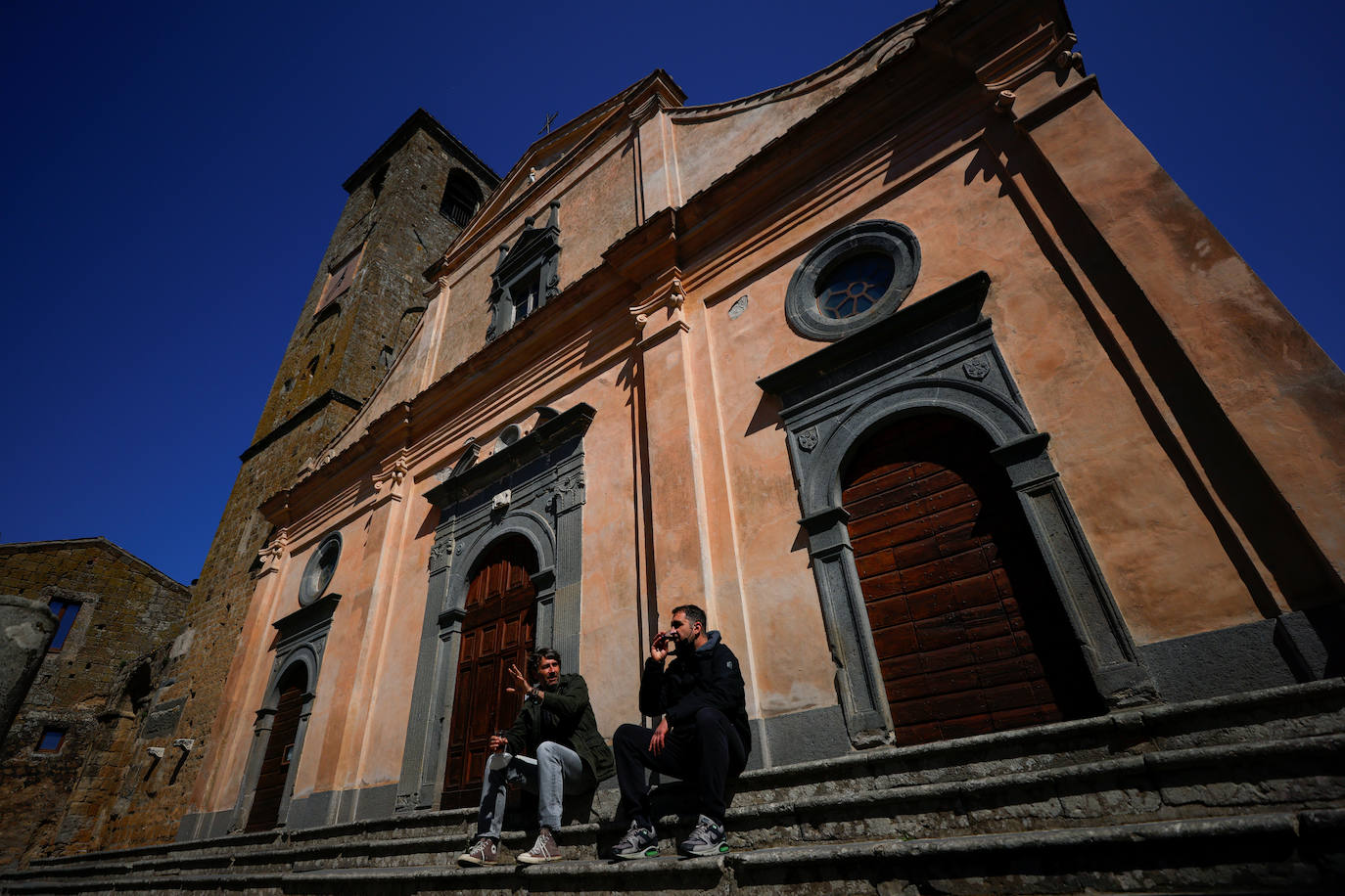 Civita di Bagnoregio está en peligro. Esta ciudad medieval ha estado amenazada por deslizamientos de tierra y erosión desde que fue fundada por los etruscos entre 600-280 a. C.. El principal problema de Bagnoregio son sus cimientos; formados por una mezcla bastante inestable de arcilla y roca volcánica. El geólogo Luca Costantini lo confirma: «Toda la ciudad es un gran peligro. Es igual de bella que peligrosa».