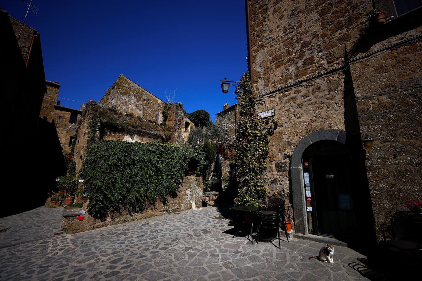 Civita di Bagnoregio está en peligro. Esta ciudad medieval ha estado amenazada por deslizamientos de tierra y erosión desde que fue fundada por los etruscos entre 600-280 a. C.. El principal problema de Bagnoregio son sus cimientos; formados por una mezcla bastante inestable de arcilla y roca volcánica. El geólogo Luca Costantini lo confirma: «Toda la ciudad es un gran peligro. Es igual de bella que peligrosa».