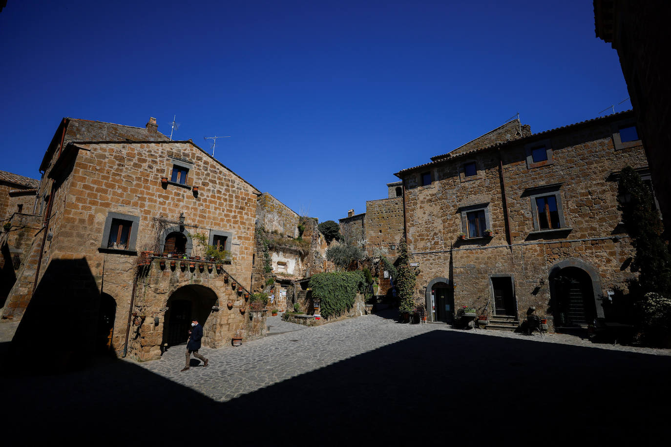 Civita di Bagnoregio está en peligro. Esta ciudad medieval ha estado amenazada por deslizamientos de tierra y erosión desde que fue fundada por los etruscos entre 600-280 a. C.. El principal problema de Bagnoregio son sus cimientos; formados por una mezcla bastante inestable de arcilla y roca volcánica. El geólogo Luca Costantini lo confirma: «Toda la ciudad es un gran peligro. Es igual de bella que peligrosa».