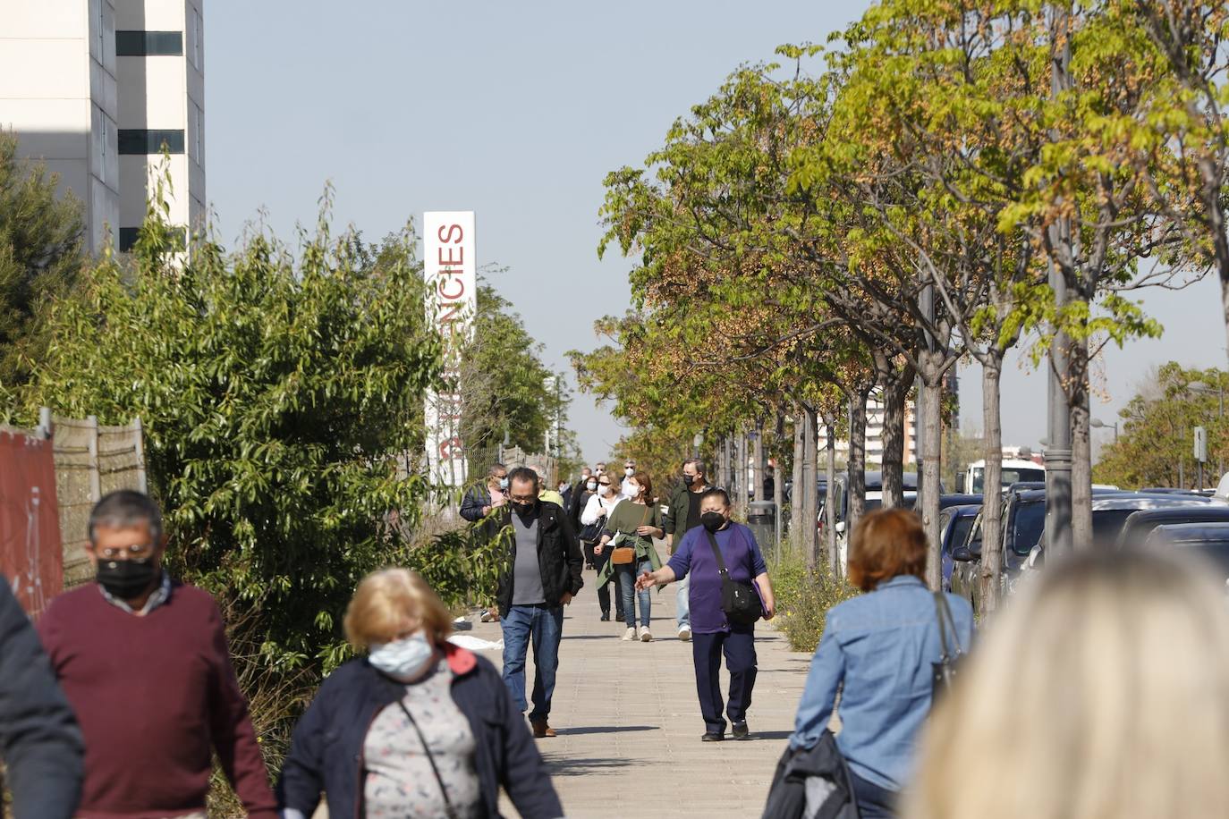 Los citados para la vacunación en el hospital de campaña de La Fe de Valencia critican los retrasos y la falta de organización. 