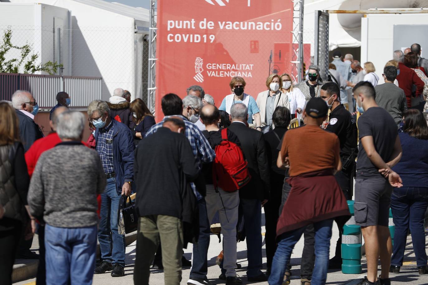 Los citados para la vacunación en el hospital de campaña de La Fe de Valencia critican los retrasos y la falta de organización. 