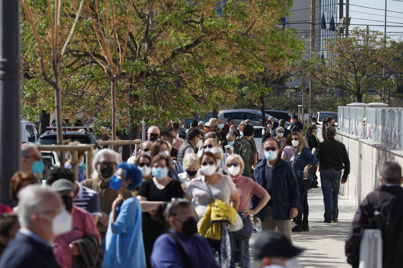 Los citados para la vacunación en el hospital de campaña de La Fe de Valencia critican los retrasos y la falta de organización. 