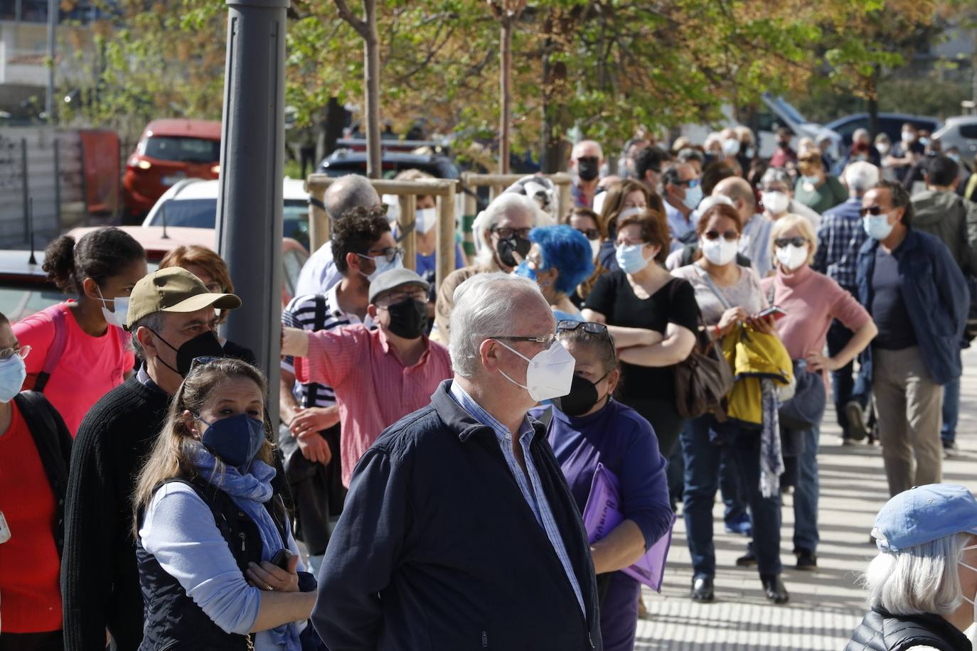 Los citados para la vacunación en el hospital de campaña de La Fe de Valencia critican los retrasos y la falta de organización. 