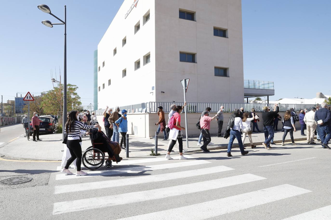 Los citados para la vacunación en el hospital de campaña de La Fe de Valencia critican los retrasos y la falta de organización. 