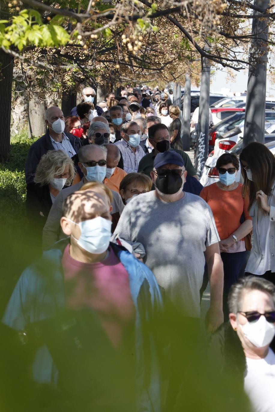 Los citados para la vacunación en el hospital de campaña de La Fe de Valencia critican los retrasos y la falta de organización. 