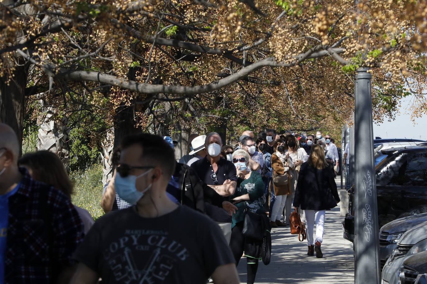 Los citados para la vacunación en el hospital de campaña de La Fe de Valencia critican los retrasos y la falta de organización. 