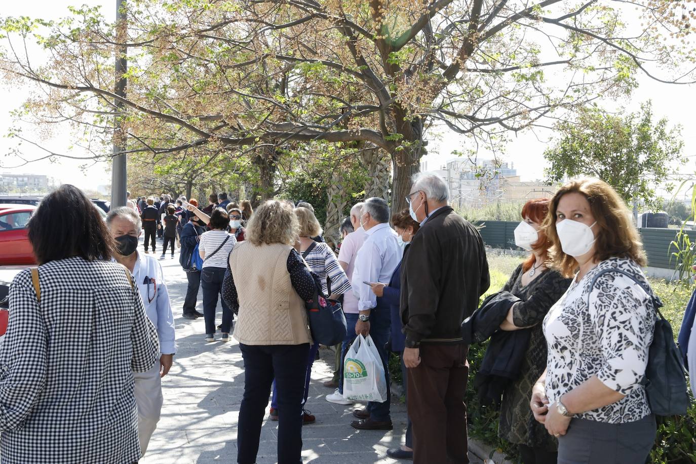 Los citados para la vacunación en el hospital de campaña de La Fe de Valencia critican los retrasos y la falta de organización. 