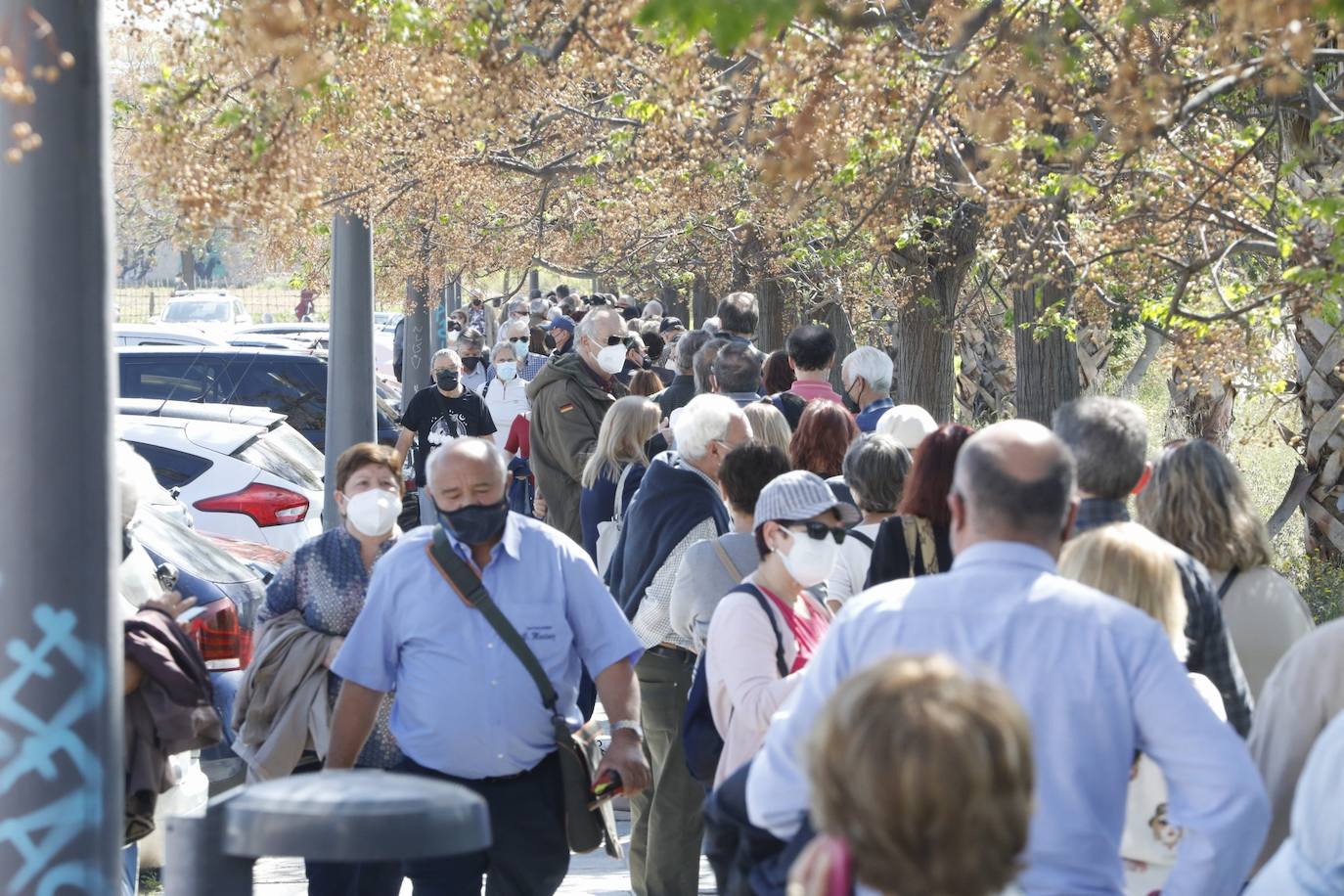 Los citados para la vacunación en el hospital de campaña de La Fe de Valencia critican los retrasos y la falta de organización. 