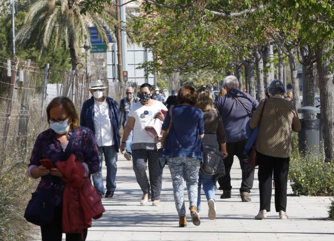 Los citados para la vacunación en el hospital de campaña de La Fe de Valencia critican los retrasos y la falta de organización. 