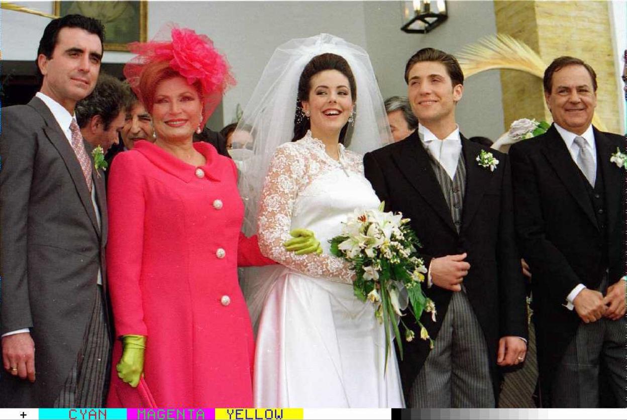 Rocio Jurado, su hija y Antonio David Flores el día de su boda, el 31 de marzo de 1995, en la finca sevillana 'La Yerbabuena'. r. c.