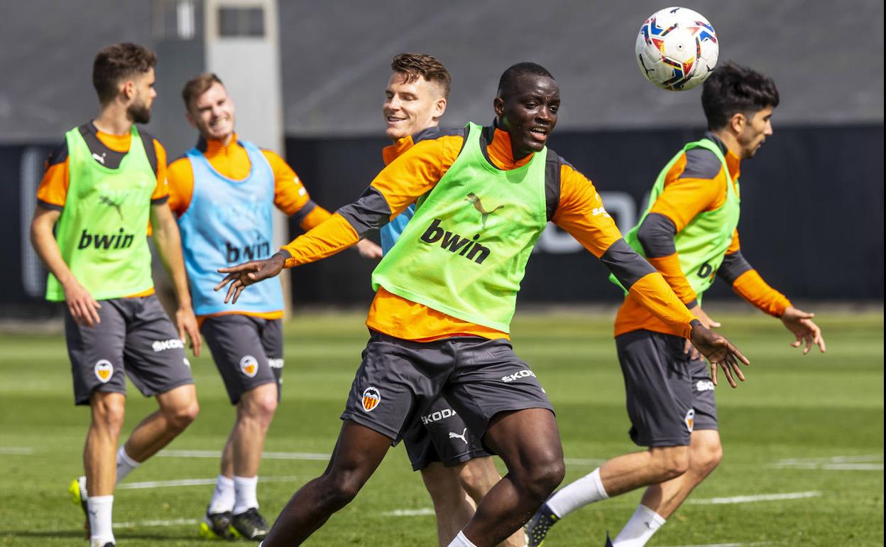 Diakhaby, durante un entrenamiento previo al partido ante el Cádiz. 