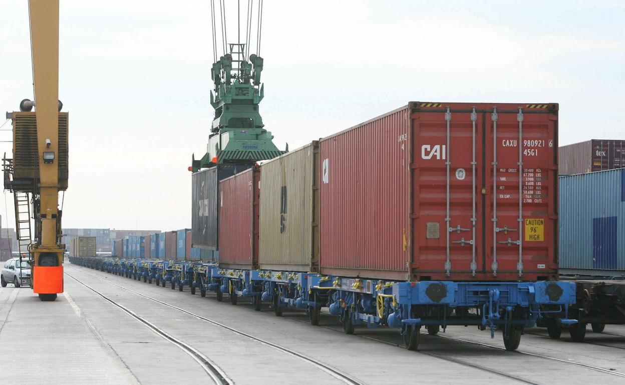 Varios contenedores transportados en ferrocarril en el Puerto de Valencia. 