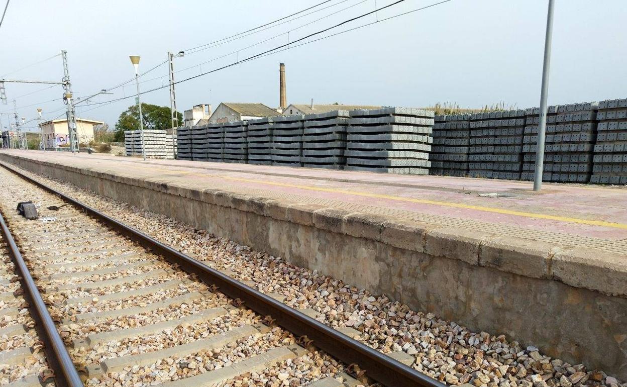 Traviesas apiladas en la estación. 