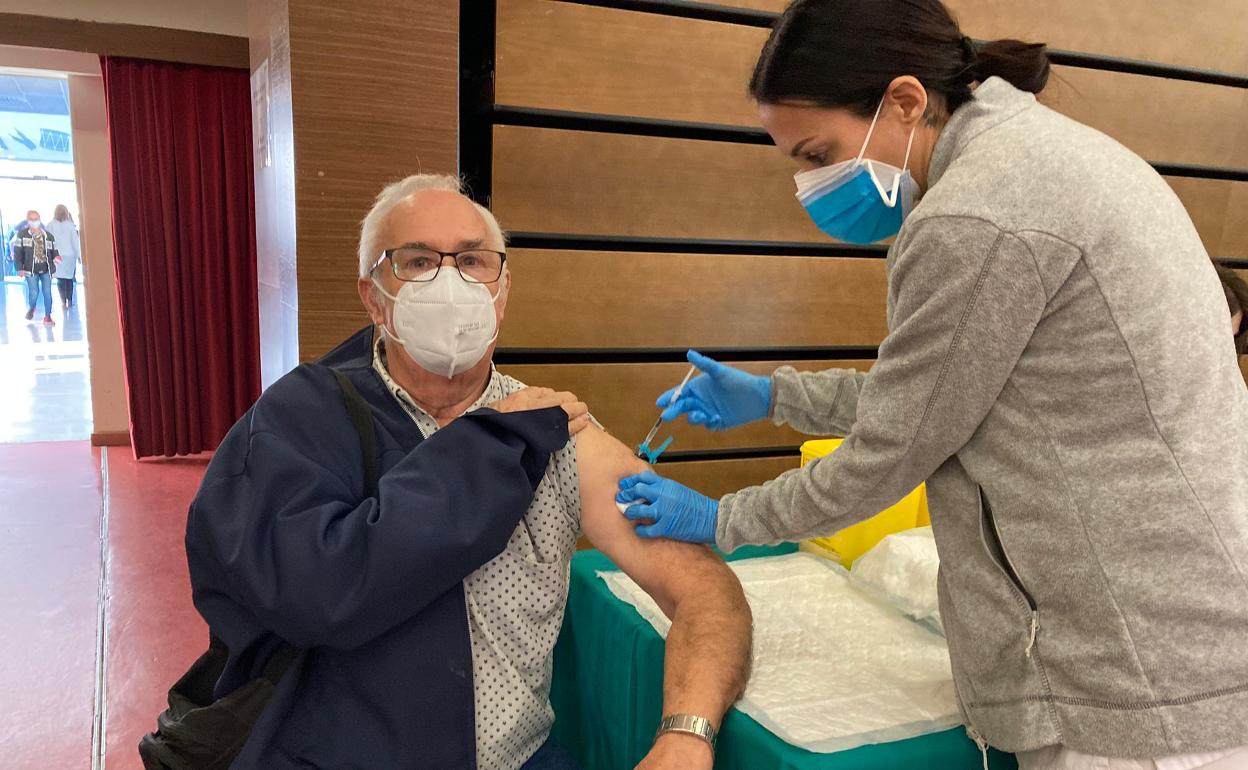 Un vecino del área de Salud de Gandia recibe la dosis de Astrazeneca. 