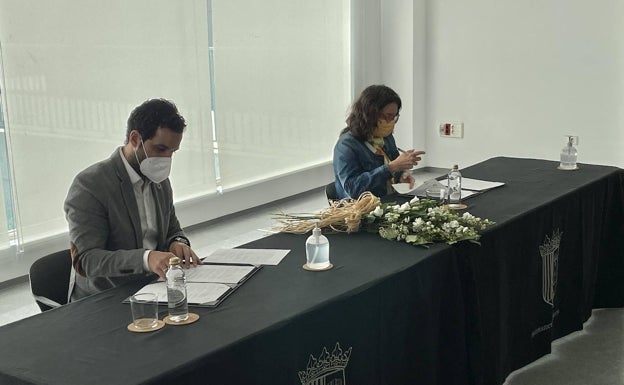 Imagen principal - Mónica Oltra y Juan Antonio Sagredo, en la firma de los documentos. 