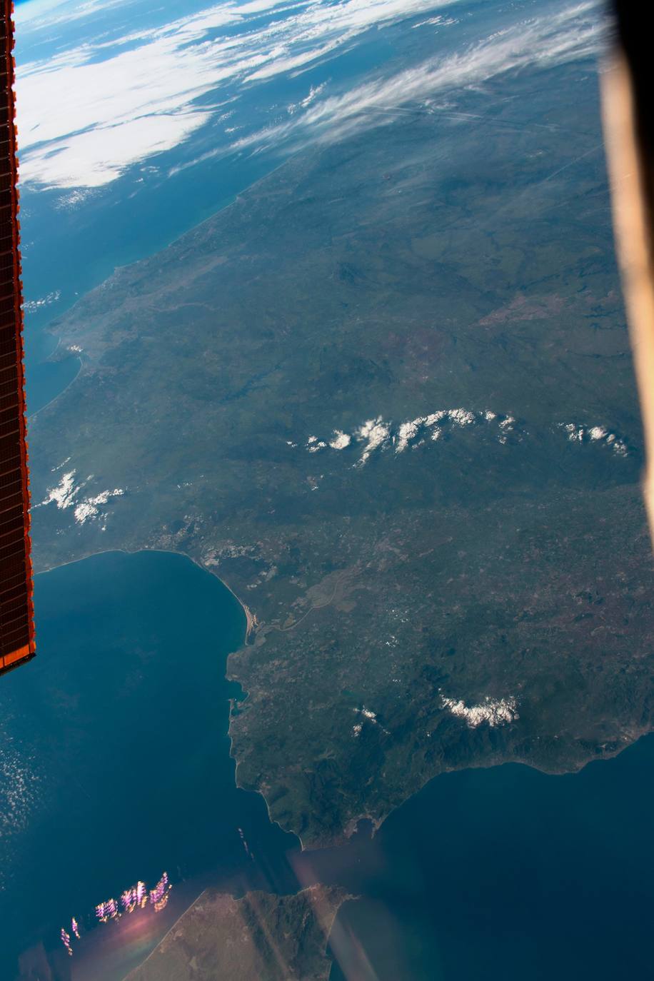 Los astronautas de la Estación Espacial Internacional muestran unas imágenes con detalle excepcional gracias al ángulo oblicuo con el que se tomaron las fotos, que resalta el relieve.