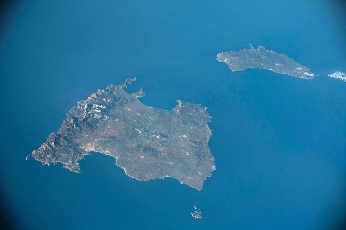 Los astronautas de la Estación Espacial Internacional muestran unas imágenes con detalle excepcional gracias al ángulo oblicuo con el que se tomaron las fotos, que resalta el relieve. En la imagen, las islas de Mallorca, en primer plano, y Menorca. «Destaca especialmente el relieve de la Serra de Tramuntana en la isla de Mallorca».