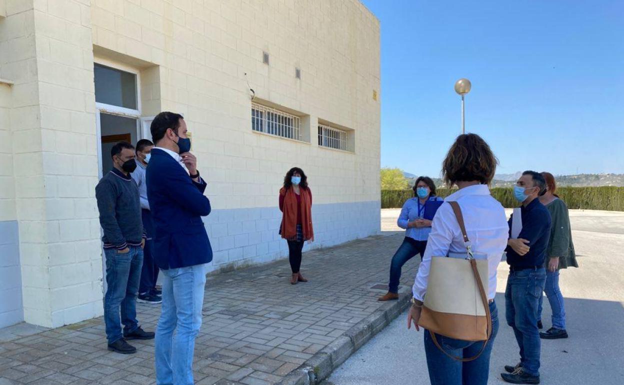 Encuentro entre los ediles de Benissa y las autoridades sanitarias en el pabellón deportivo.