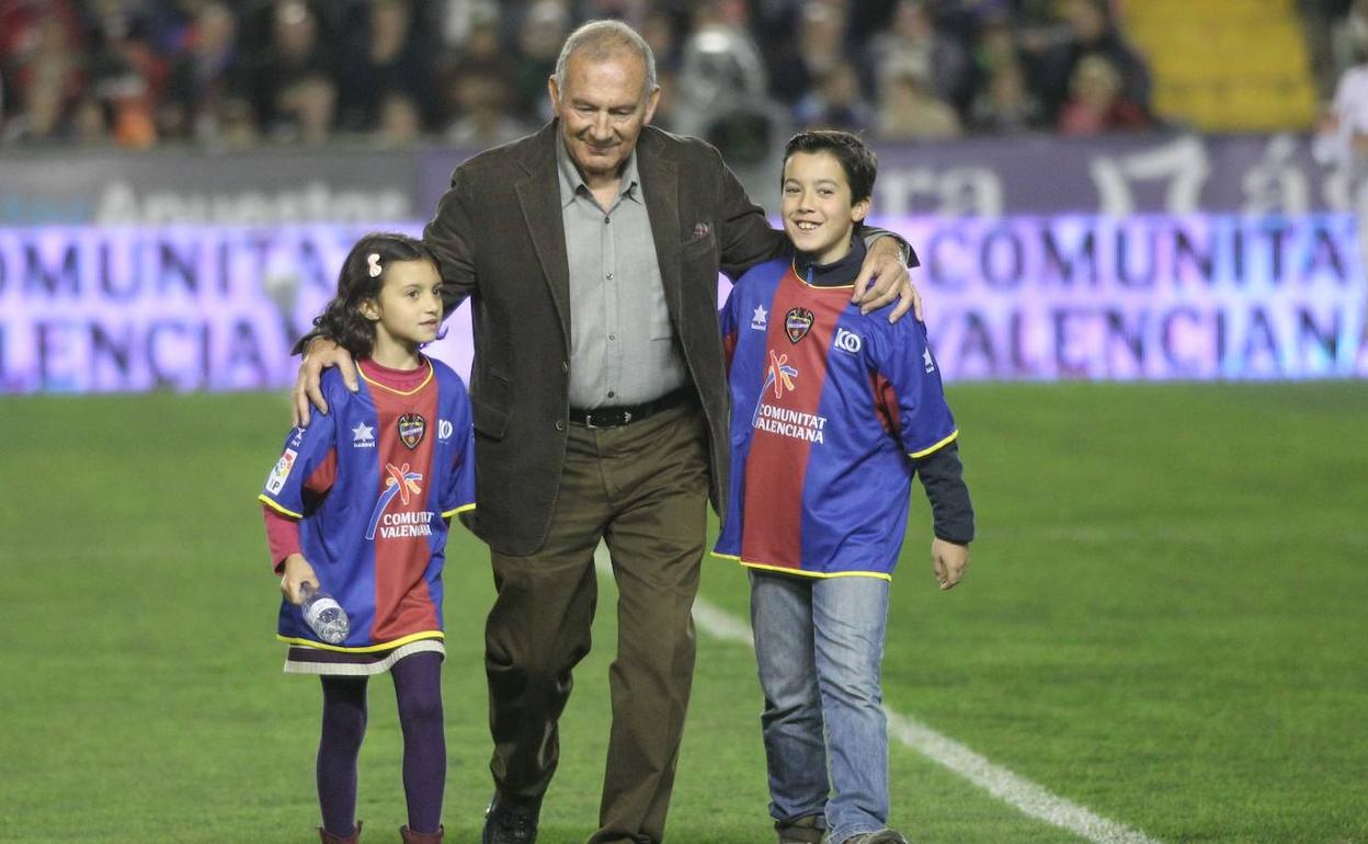 Antonio Calpe saltó al campo del Ciutat en compañía de sus nietos, Carlos y Andrea, en enero de 2011.