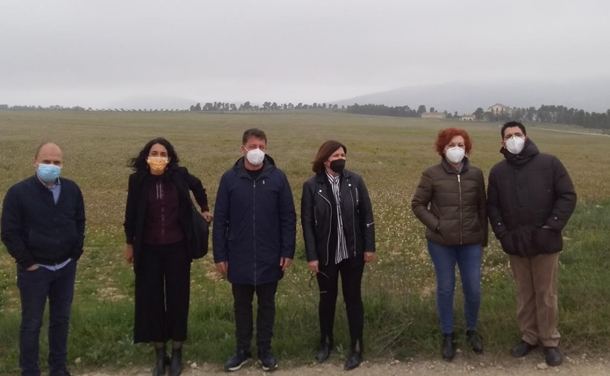 Las autoridades han visitado uno de los terrenos donde se quieren ubicar una de las plantas fotovoltaicas. 