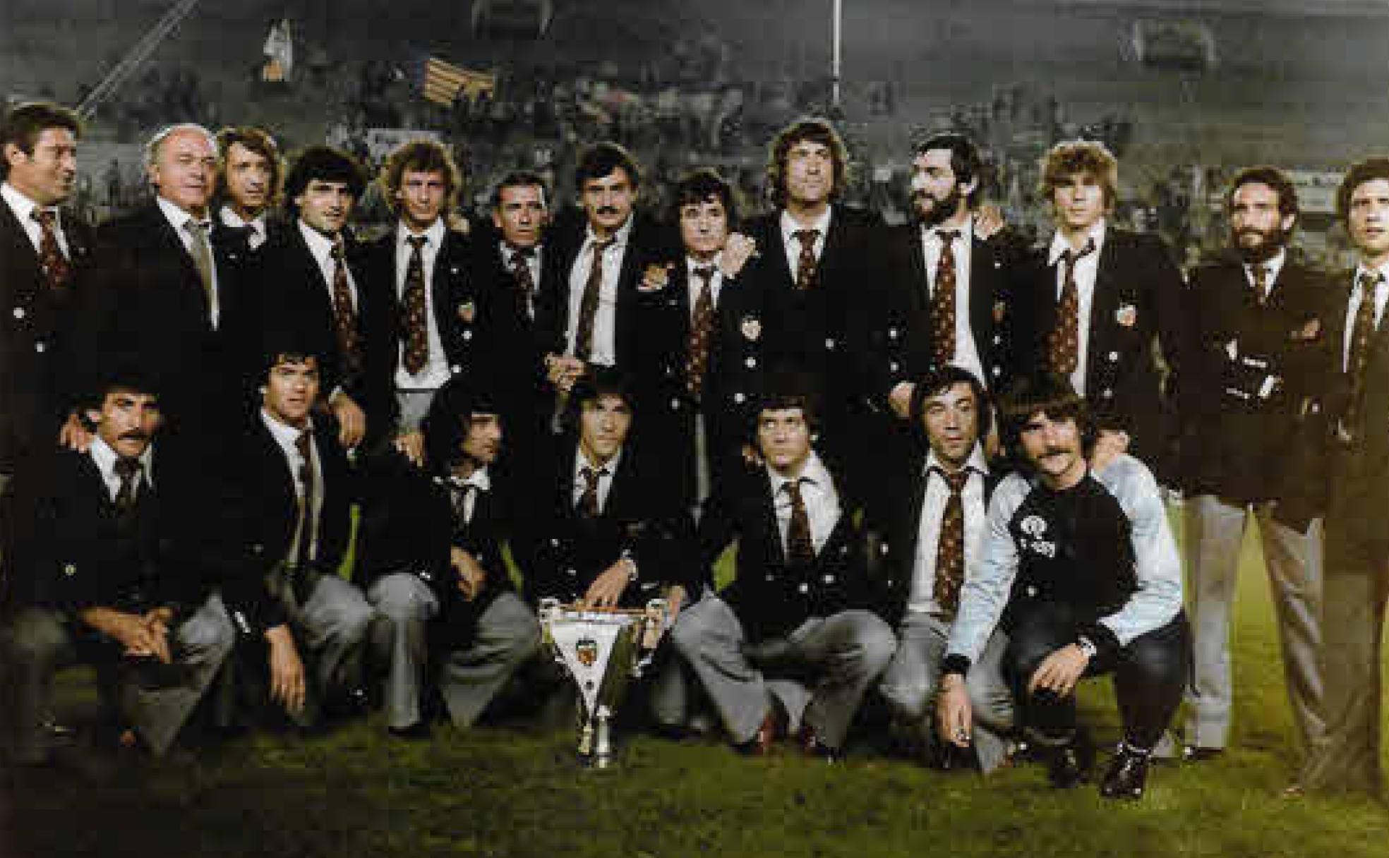 Plantilla del Valencia celebrando la victoria de la Recopa de Europa en Mestalla 