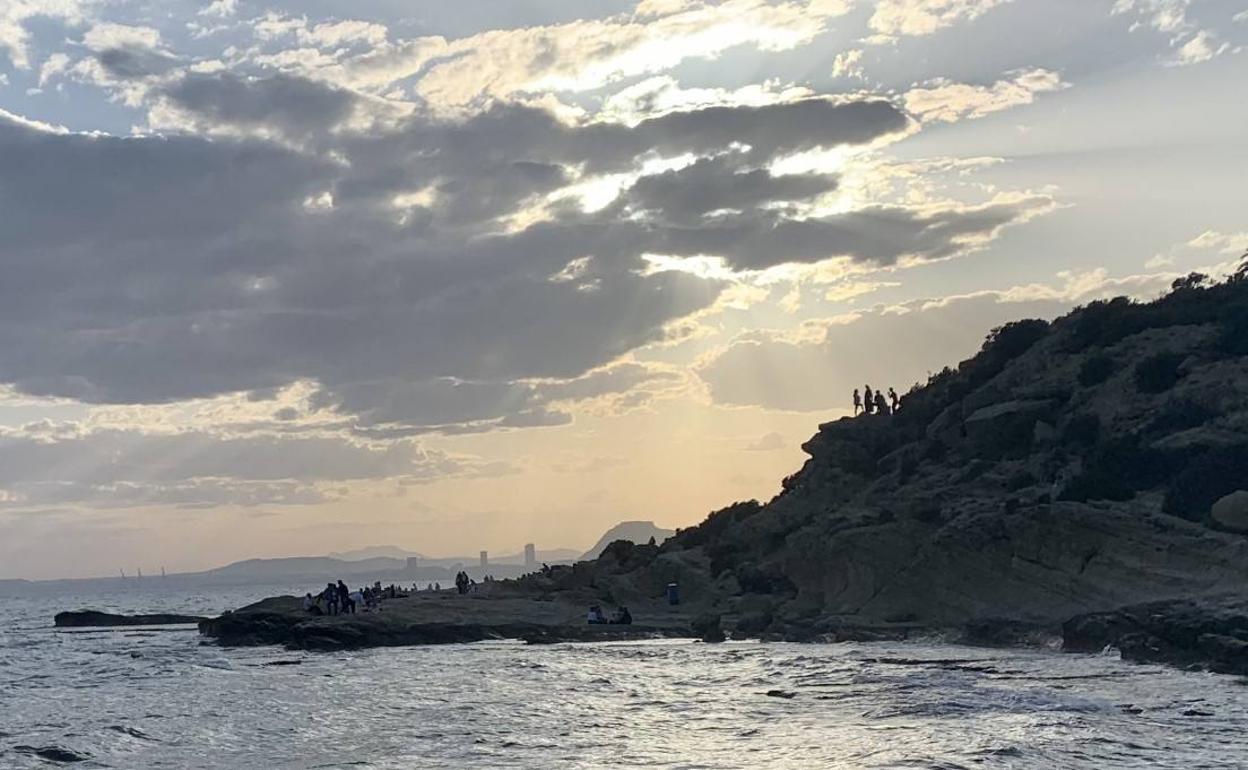 Varios grupos de personas en las calas del Cabo de la Huerta, el Viernes Santo por la tarde.  