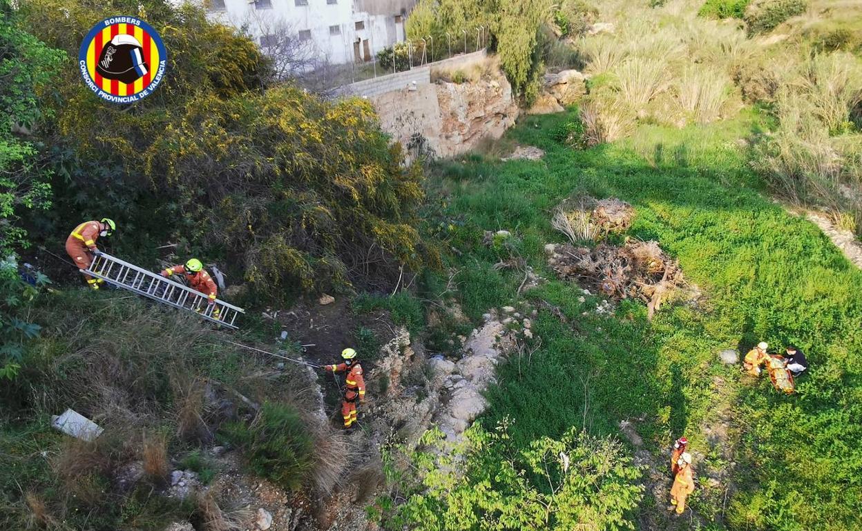 Los bomberos durante el rescate en el barranco. 