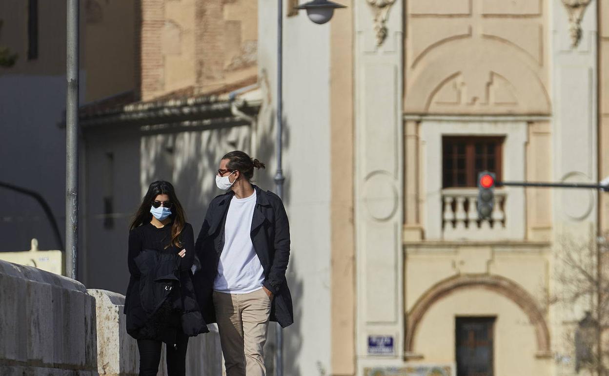 Dos personas pasean por Valencia. 