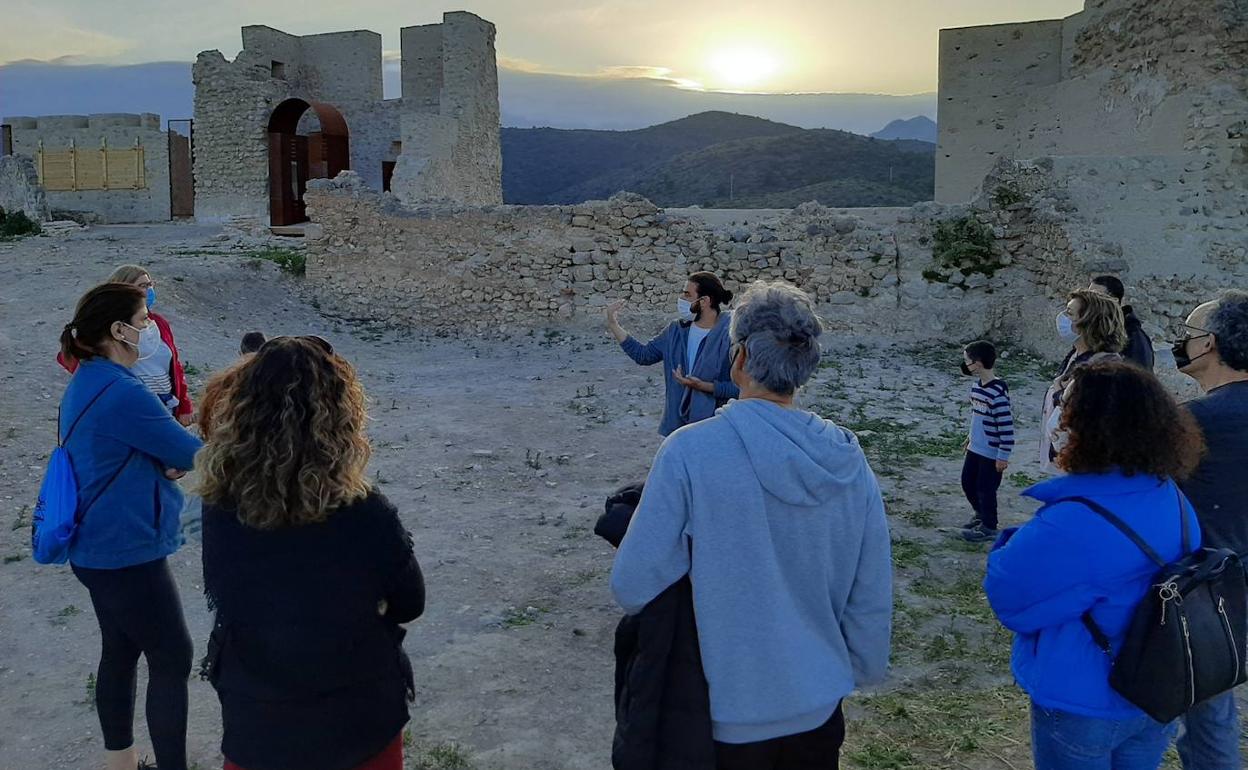 Una de las visitas al Castillo de Bairén durante los días de Pascua.  