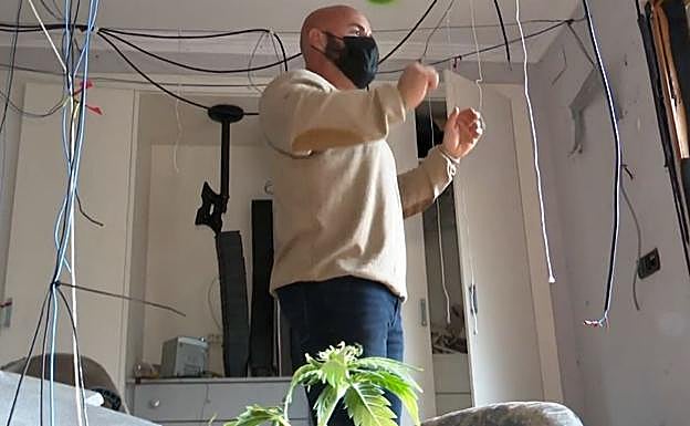 Toni Herrera muestra el interior del chalé, completamente destrozado. 