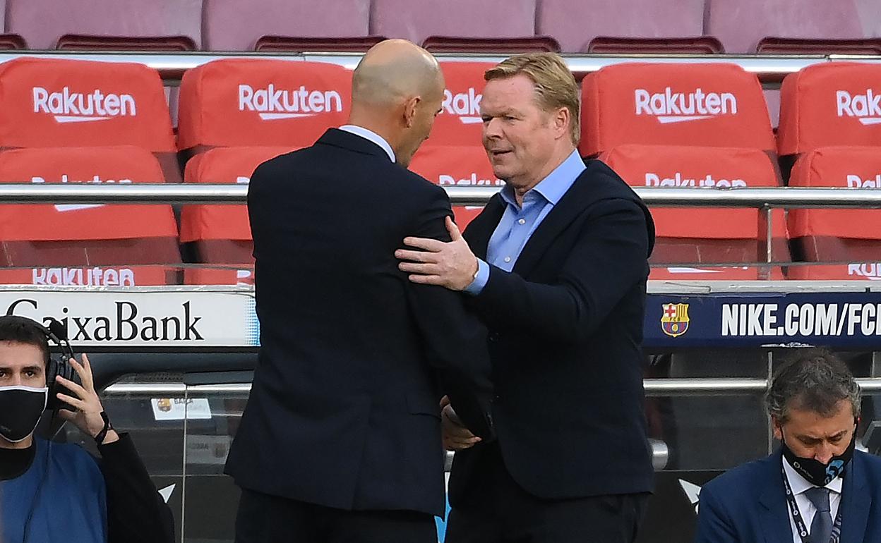 Zidane y Koeman se saludan antes del clásico de la primera vuelta en el Camp Nou.