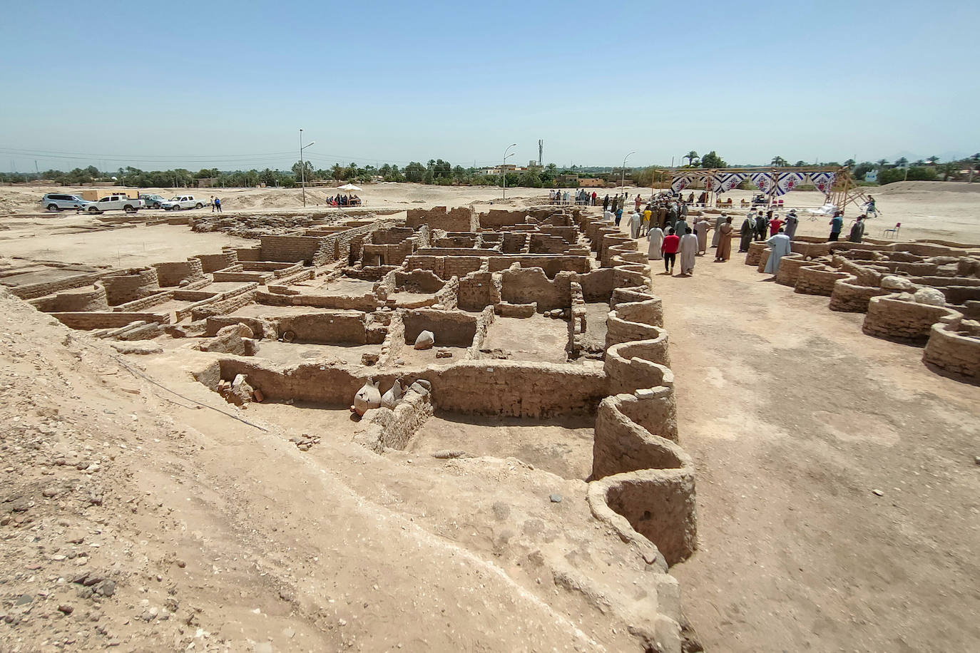 La misión egipcia dirigida por el arqueólogo Zahi Hawass ha descubierto una antigua ciudad en Luxor, 'El ascenso de Atón', que se perdió bajo las arenas hace 3.000 años. Este hallazgo, apodado la 'Ciudad Dorada Perdida', data del reinado de Amenhotep III, y los faraones Tutankamón y Ay la siguieron utilizando. La expedición se sorprendió al descubrir la ciudad más grande jamás encontrada en Egipto. Fundada por uno de los más grandes gobernantes de Egipto, el rey Amenhotep III, el noveno rey de la XVIII dinastía, que gobernó Egipto desde 1391 hasta 1353 a. C., esta ciudad estuvo activa durante la corregencia del gran rey con su hijo, Amenhotep IV/Akenatón. Esta ciudad fue el asentamiento administrativo e industrial más grande de la era del imperio egipcio en la orilla occidental de Luxor. «Las calles de la ciudad están flanqueadas por casas; algunos de sus muros tienen hasta 3 metros de altura y podemos revelar que la ciudad se extiende hacia el oeste, hasta la famosa Deir El-Medina». ha destacado el arqueólogo.